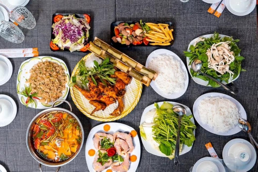 Nhà hàng Nam Anh Phát có không gian để xe rộng rãi, phục vụ đa dạng các món ăn